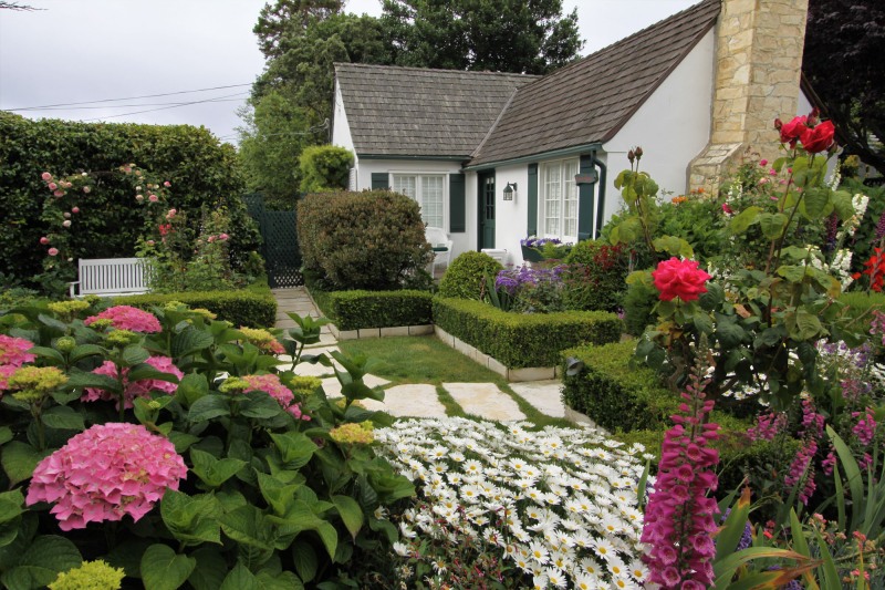 lincoln-green-inn-gardens-cottages-june-2023-19