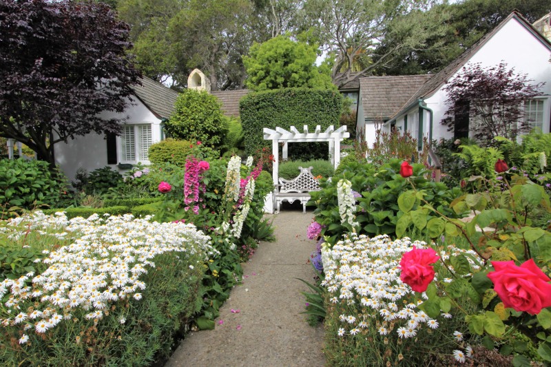 lincoln-green-inn-gardens-cottages-june-2023-27