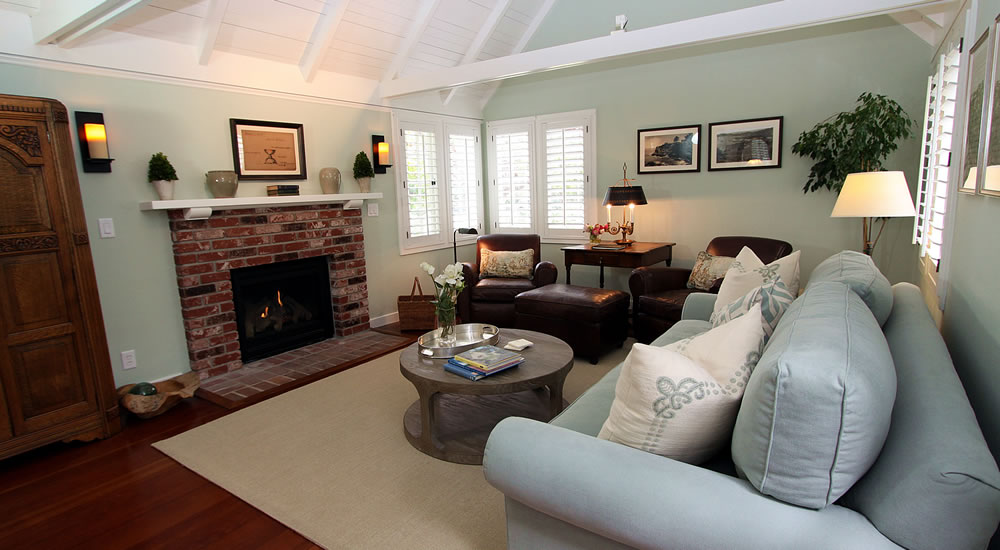 living room @ friar tuck cottage in lush gardens