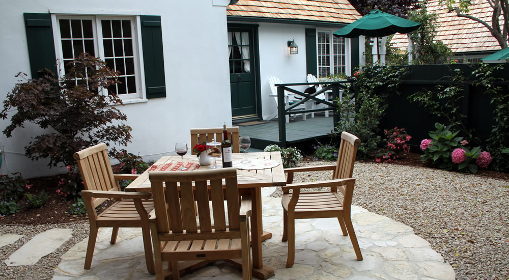 private patio @ friar tuck cottage in lush gardens