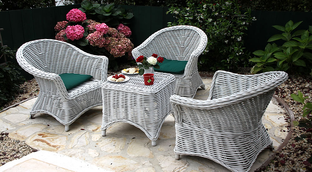 maid marian patio with talbe and chairs